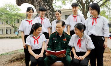 Học sinh Trường THCS Dương Đức (Lạng Giang) nghe thương binh Nguyễn Văn Bảo kể chuyện truyền thống.